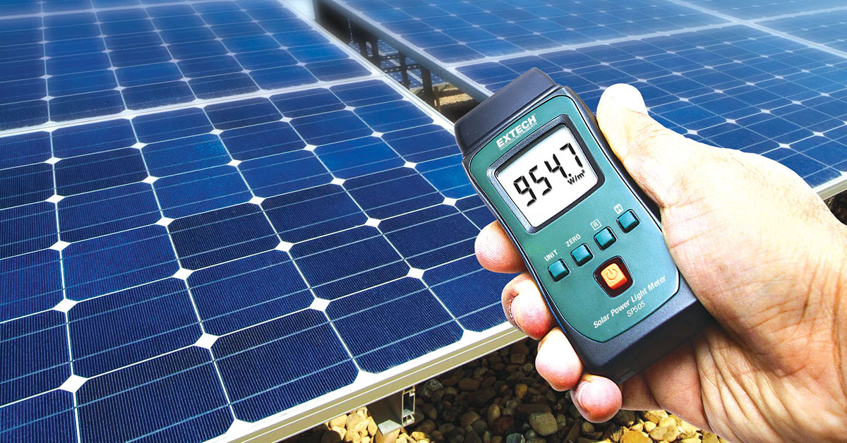 太阳能产业专业人士使用新的Extech Pocks大小仪表快速太阳能读数